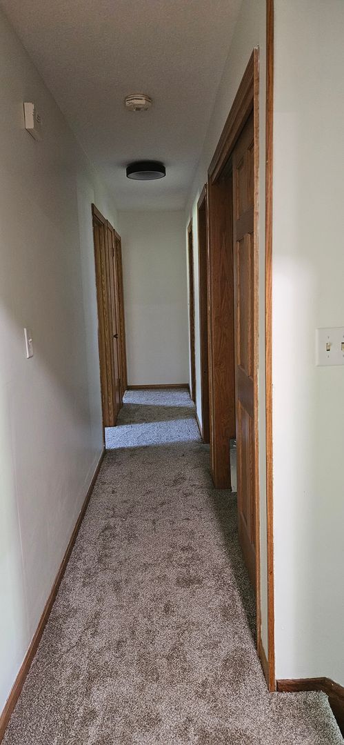 Building Photo - Large Rambler with 5 bedrooms, 2 baths wit...