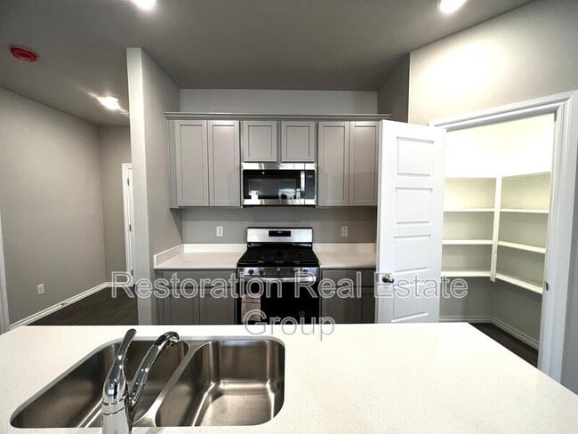 Building Photo - 2717 Dennis Dr