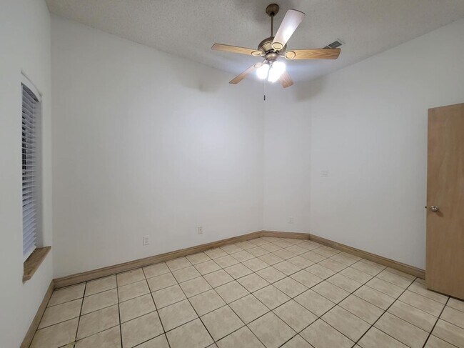 Building Photo - 417 E Bluebird Ave