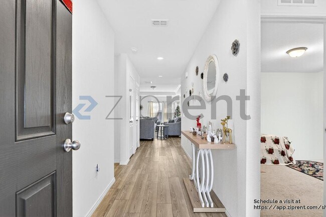 Building Photo - 2301 Vlg Crk Ln