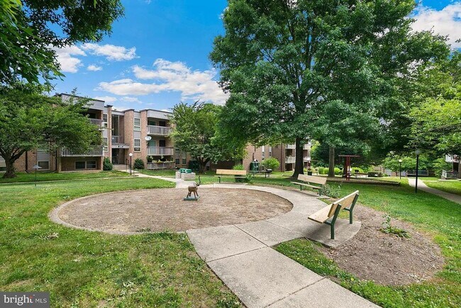 Building Photo - 2305 Greenery Ln