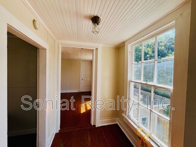 Building Photo - 815 Dante St