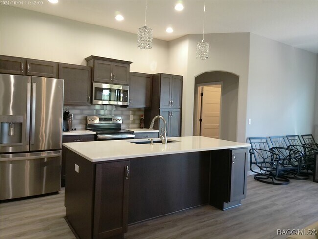 Building Photo - 1381 N Spend a Buck Dr