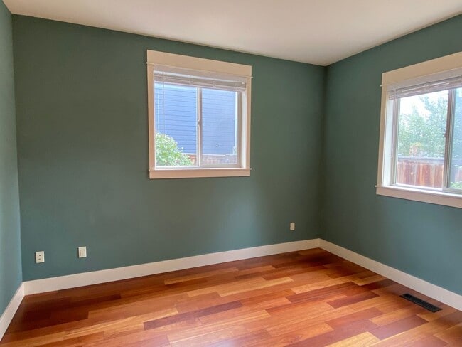 Building Photo - Spacious 3 BR w/ all wood floors and great midtown Bend location