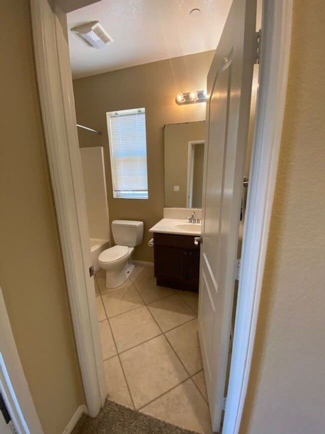 Building Photo - Beautiful, Must See 3 Bed, 2.5 Bath Town H...