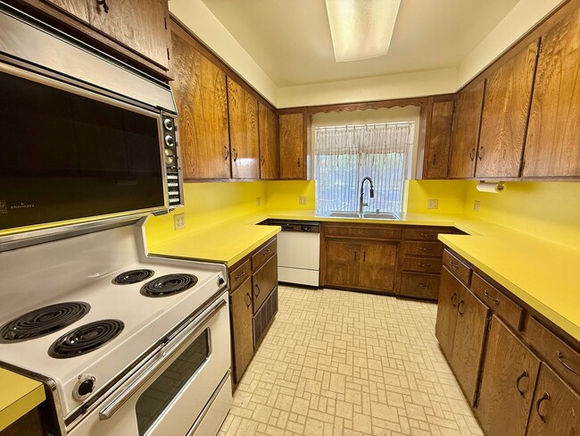 Building Photo - Los Gatos - Inviting Los Gatos Home with Classic Charm & Entertainer’s Backyard