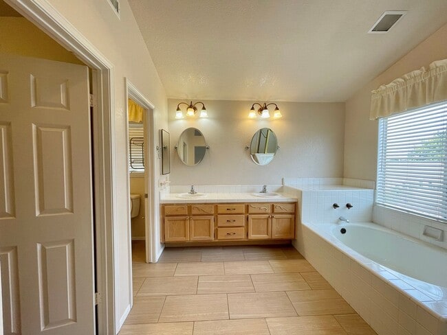 Building Photo - 1951 Devonshire Dr