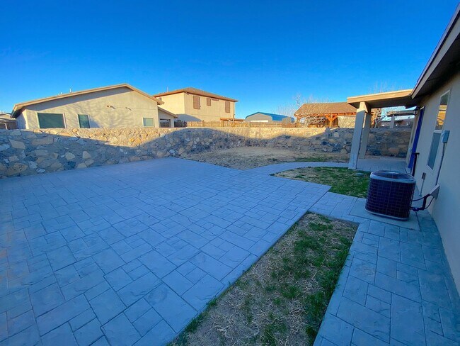 Building Photo - Northeast El Paso 3 Bed Refrig A/C