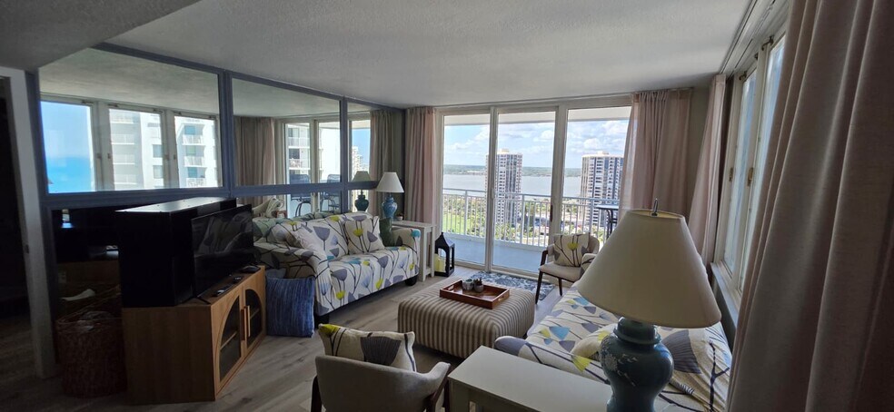 Building Photo - 3047 S Atlantic