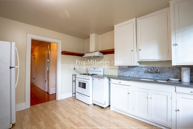 Building Photo - Cozy Three-Bedroom Duplex in Historic Irvi...