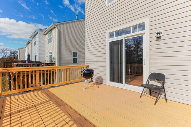 Building Photo - This beautiful townhouse has everything yo...