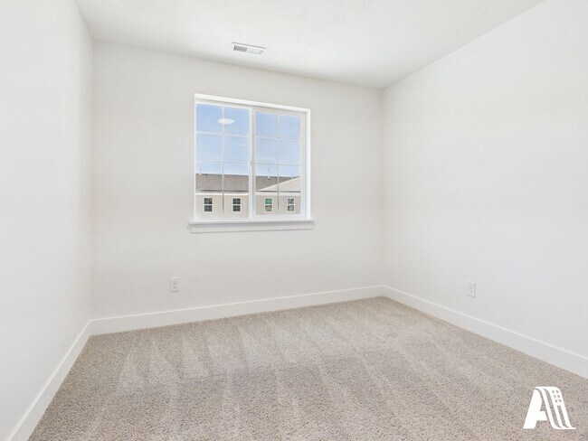 Building Photo - 447 E 650 N
