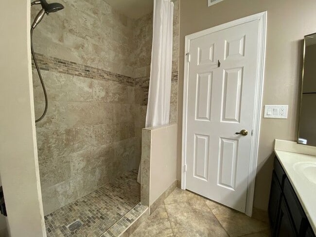 Building Photo - Very nice single level home