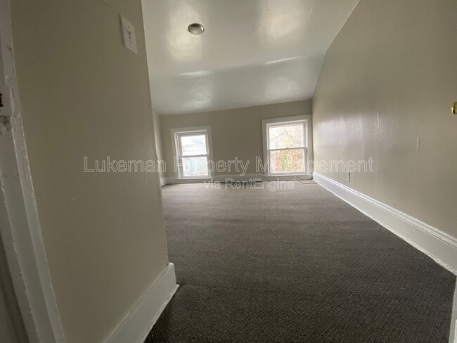 Building Photo - 415-417 W Oak