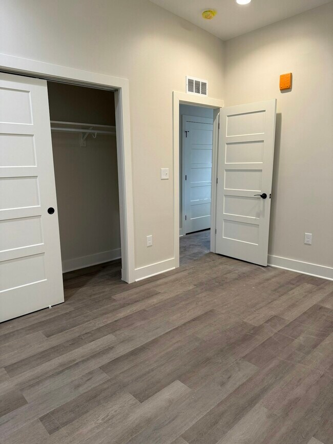 Building Photo - 106 E Erie St