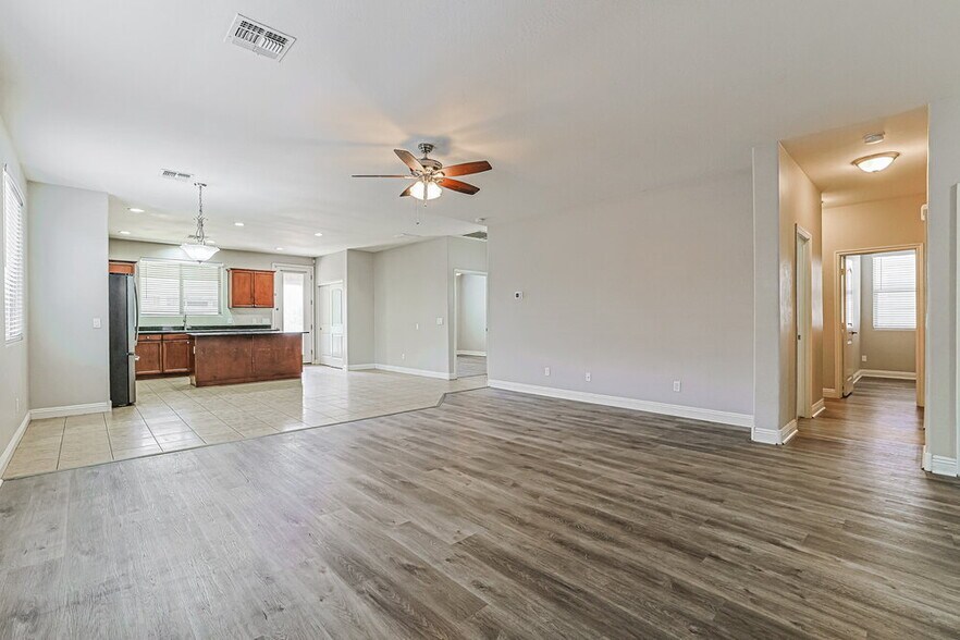 Building Photo - 1655 W Paisley Dr
