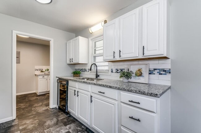 Building Photo - 3 Bedroom home in Haysville