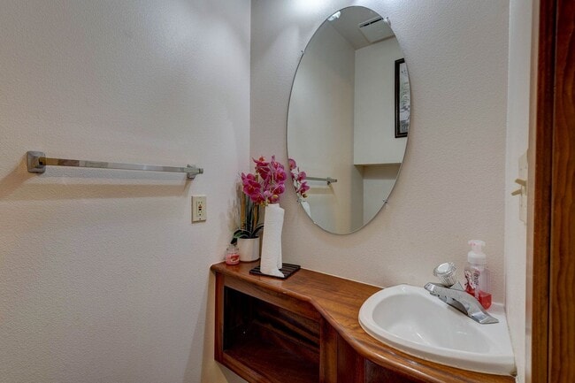 Building Photo - 3 Bed 2.5 Bath Townhome with Garage