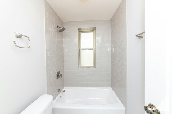 Building Photo - 640 W Wrightwood Ave