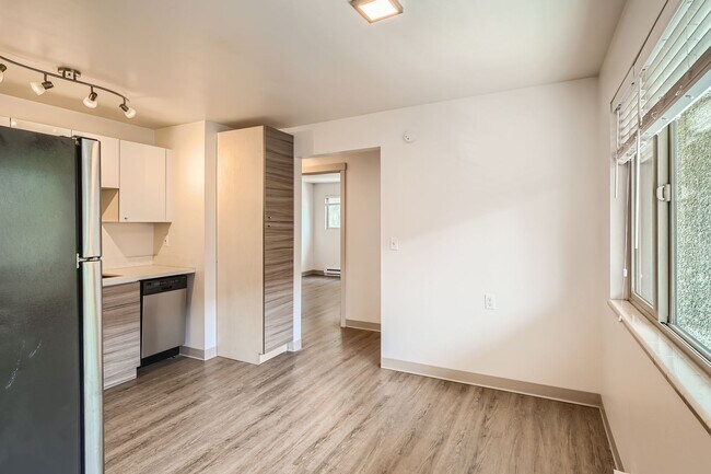Building Photo - Second Floor 2bed/1bath Apartment in Greenwood!