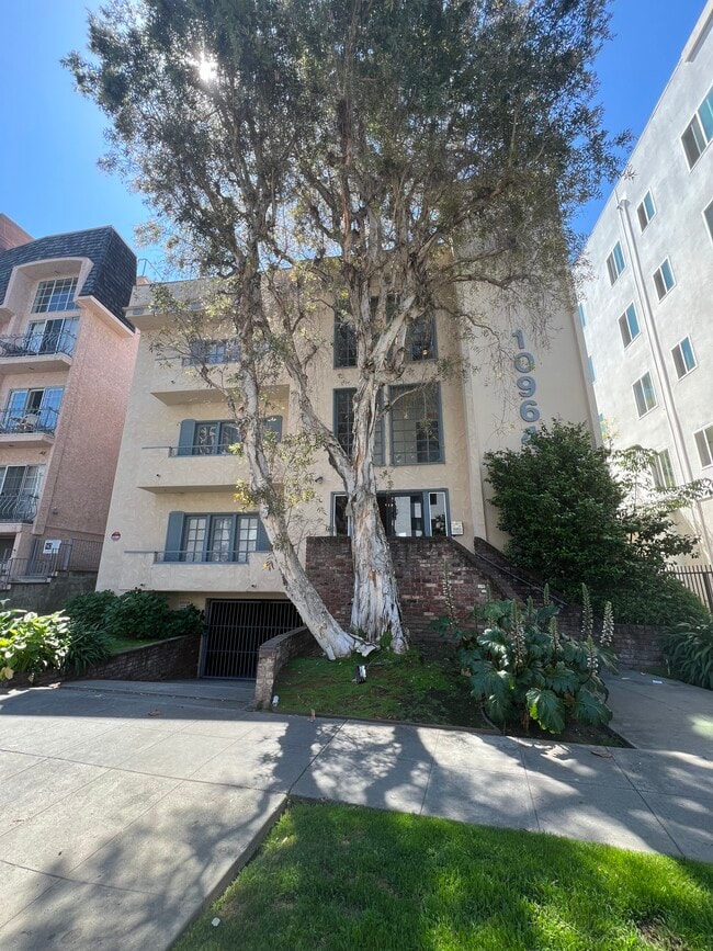 Building Exterior - 10964 Wellworth Ave