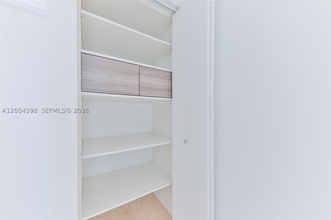 Building Photo - 1300 Brickell Bay Dr