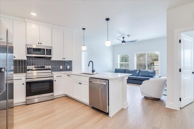 Building Photo - 3000 Duval St