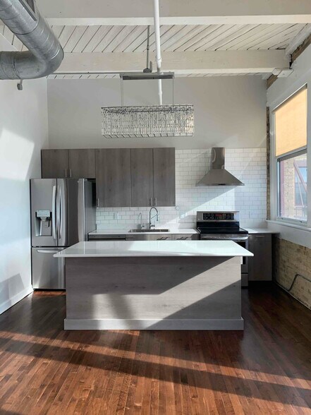 Building Photo - 215 W Maple St