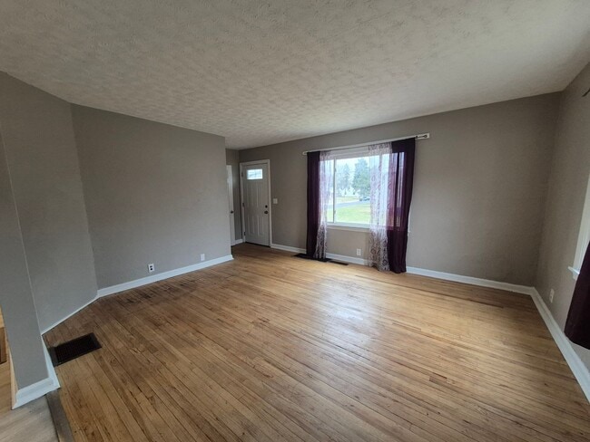 Building Photo - Charming 3-bedroom home!