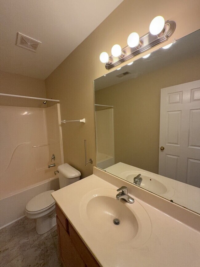 Building Photo - Beautiful 4 Bedroom, 3 Bath Home-211 Bethesda Ct.