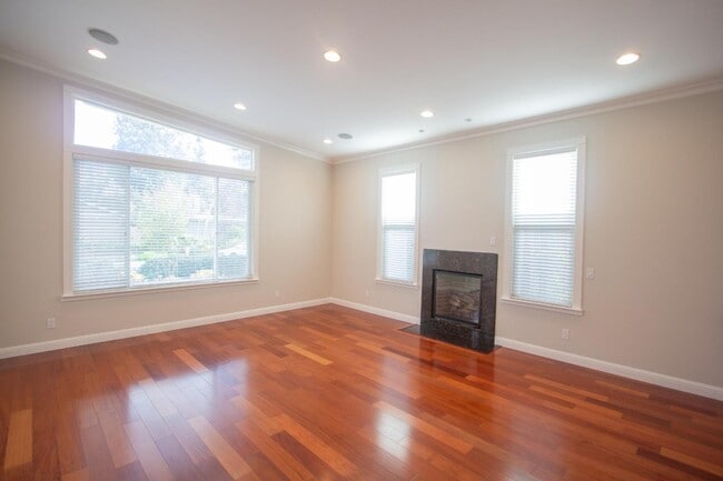 Building Photo - 827 Richardson Ct