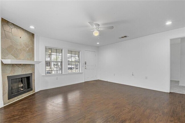 Building Photo - 1105 E 3rd St
