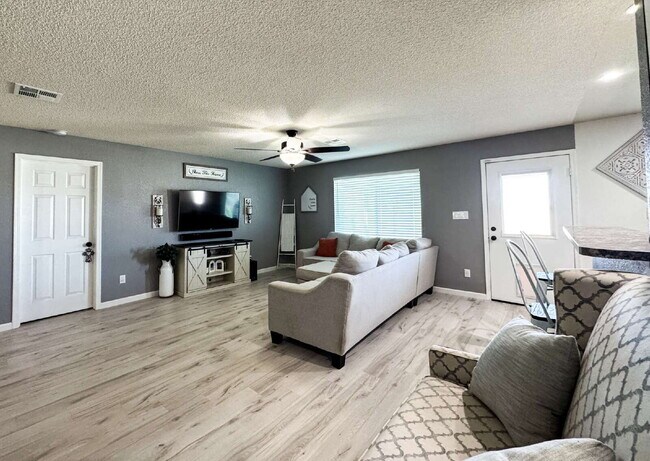 Building Photo - "Spacious 3 Beds, 2 baths Home with Inviti...