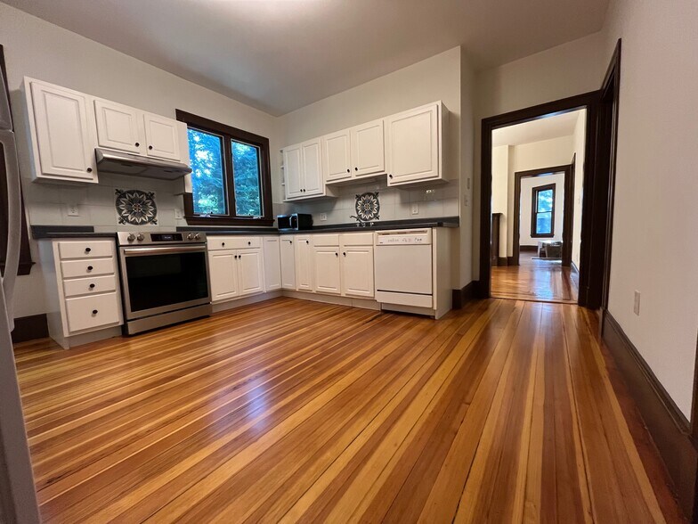 Kitchen, looking towards fron - 88 Putnam Ave