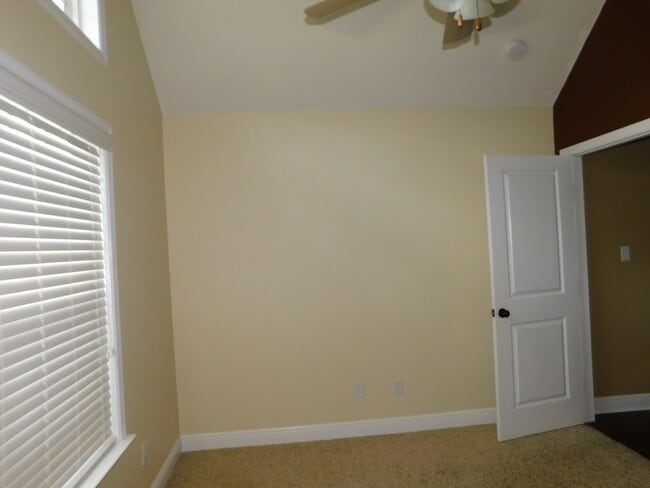 Building Photo - 4 bedroom in Crestwood-convenient location