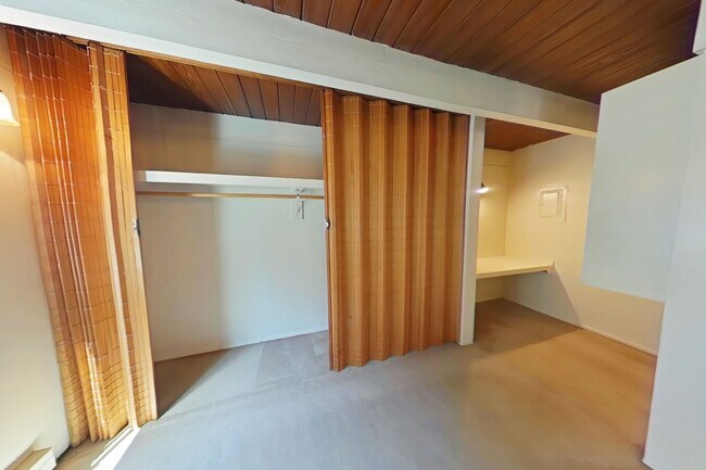 Building Photo - 1 Bedroom Apartment ~ Close to Campus ~ Ca...