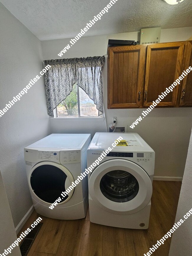 Building Photo - Great 3 bedroom with an office