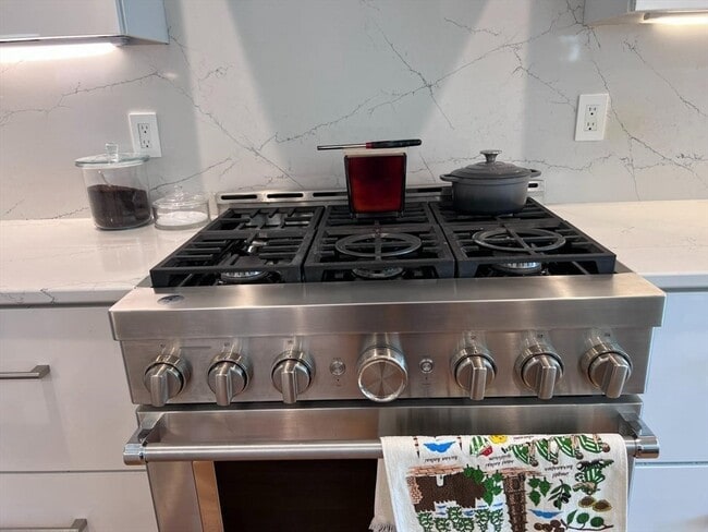 Building Photo - 98 E Border Rd