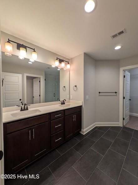 Building Photo - 129 Pinebranch Ct