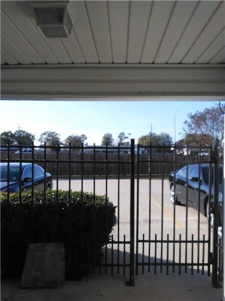 Building Photo - 305 Cole Ave