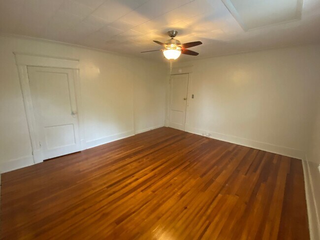 Building Photo - Adorable Upstairs Duplex / Central AC / W&D / Near Duke East