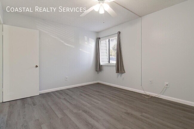 Building Photo - 308 Miracle Strip Pkwy SW