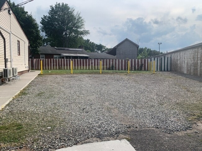 Building Photo - 700 Louis Ave