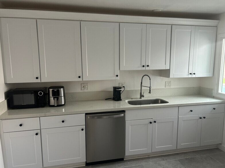 Building Photo - 299 Robinhood Ln