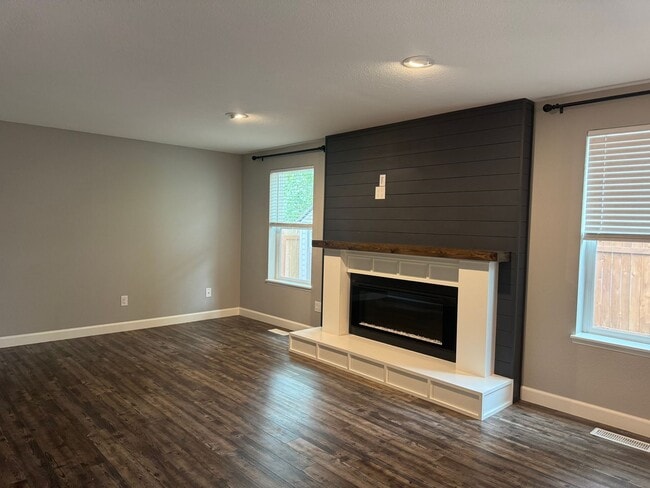 Building Photo - Beautifully Upgraded 3-Bedroom Home on a S...