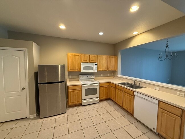 Building Photo - Beautiful home located inside gated commun...