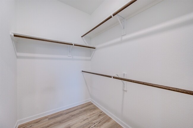 Building Photo - 3330 Meadknoll Ln