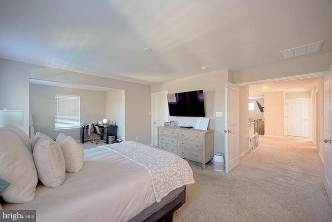 Building Photo - 65 Westmont Dr