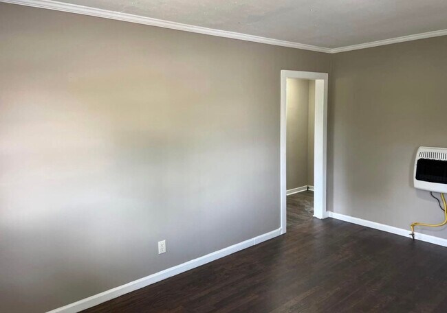 Building Photo - 2 Bed 1 Bath Home