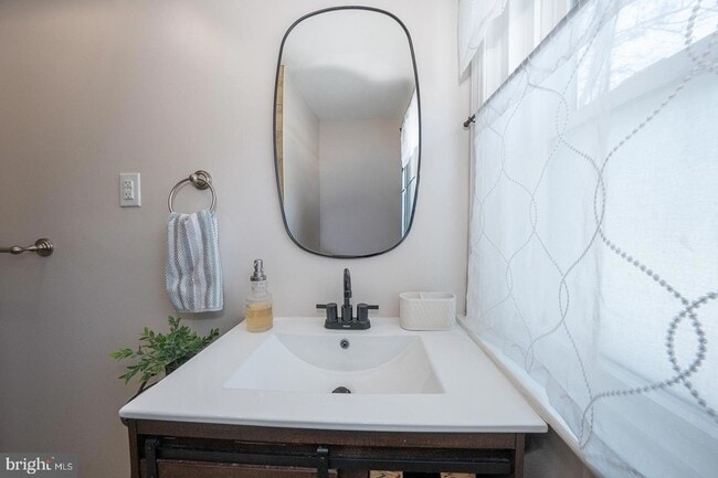 Building Photo - 227 E Hathaway Ln